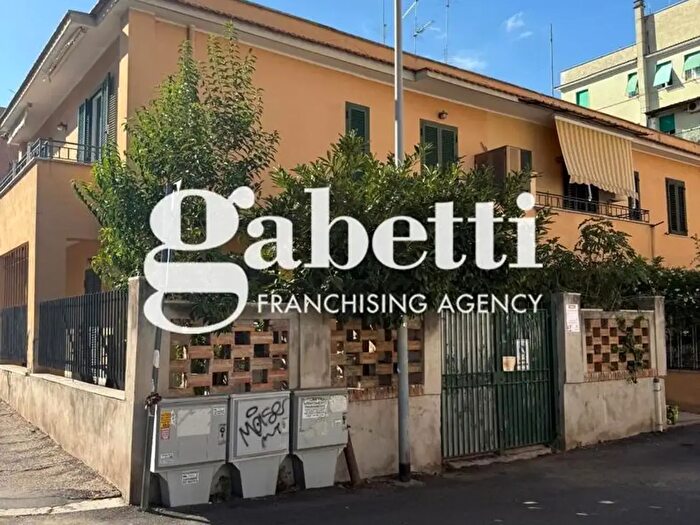 Appartamento bilocale in vendita in Via degli Ontani, Roma