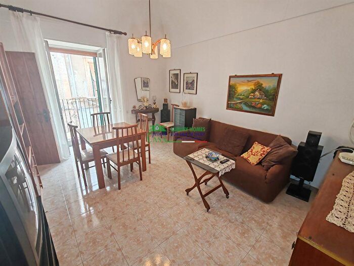 Casa con 10 locali in vendita in Ragusa