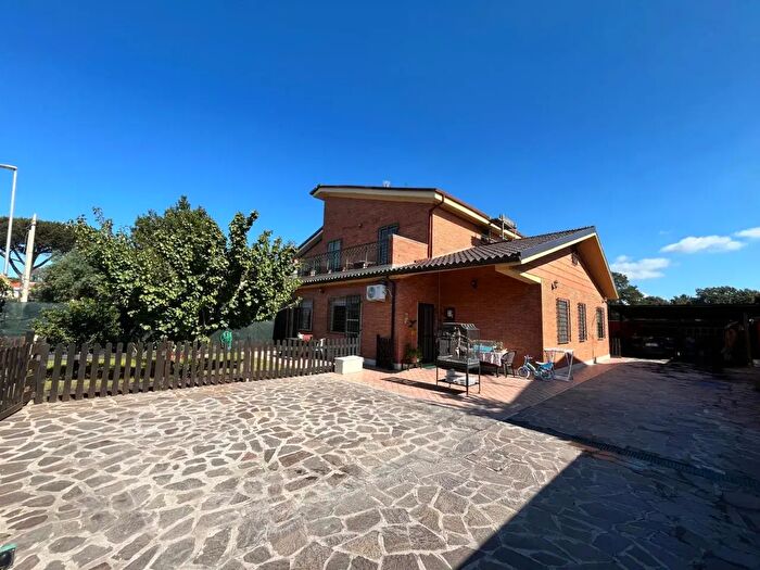Casa con 7 locali in vendita in Via Alessandro Manzoni, Anzio