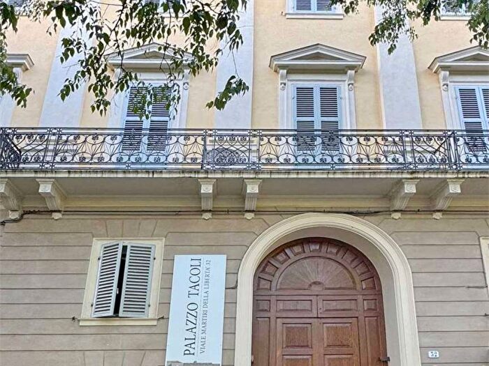 Appartamento trilocale in affitto in Viale Martiri della Libertà, Centro Storico, Modena