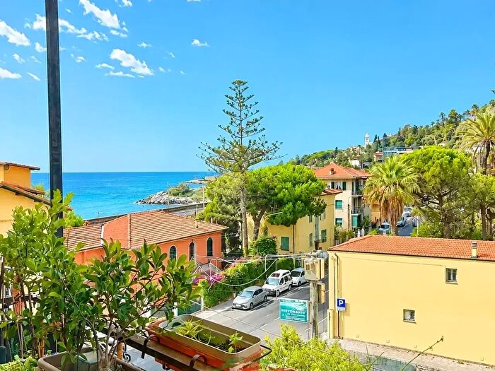 Appartamento trilocale in vendita in Via Arziglia, Bordighera