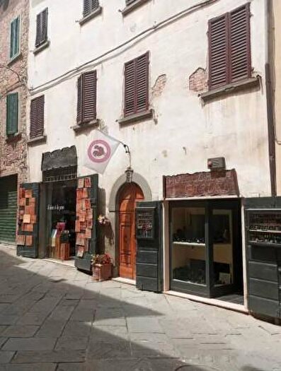 Casa con 6 locali in vendita in Via Valigiaia, Lucignano