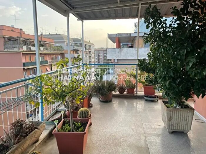 Appartamento trilocale in vendita in Via Veroli, Roma