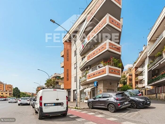 Appartamento trilocale in vendita in Via Adelina Patti, Roma