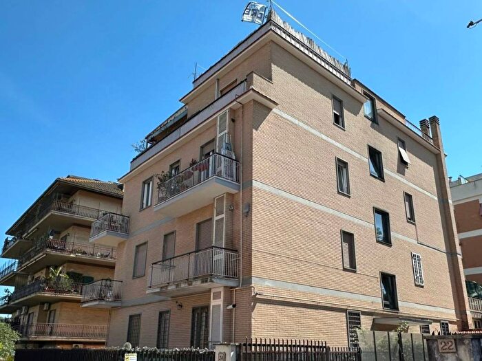 Appartamento trilocale in affitto in Via Montasola, Tomba di Nerone, Roma