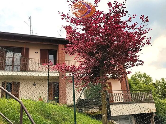 Appartamento quadrilocale in vendita in Via Dante Alighieri, Castello Di Brianza