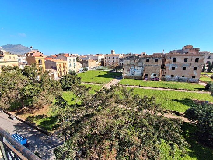 Appartamento quadrilocale in affitto in Via Teatro Garibaldi, Kalsa, Palermo