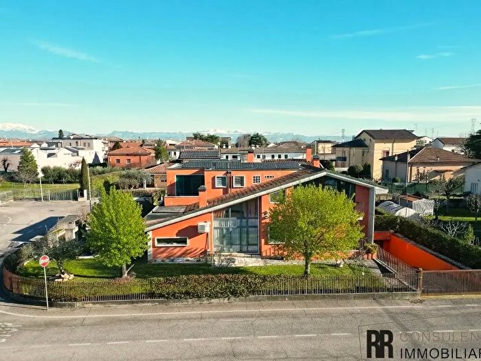 Casa con 11 locali in vendita in Via Salvo dAcquisto, Mozzecane