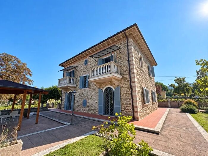 Casa con 10 locali in vendita in Arezzo