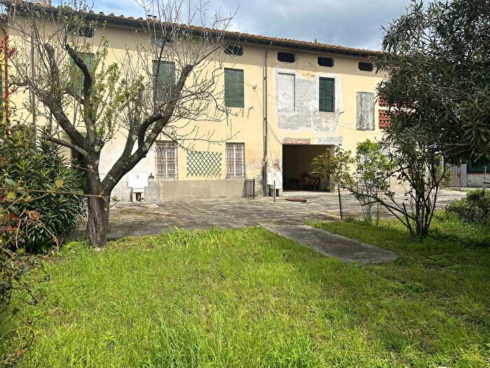 Casa con 14 locali in vendita in Via Sandei, Lucca