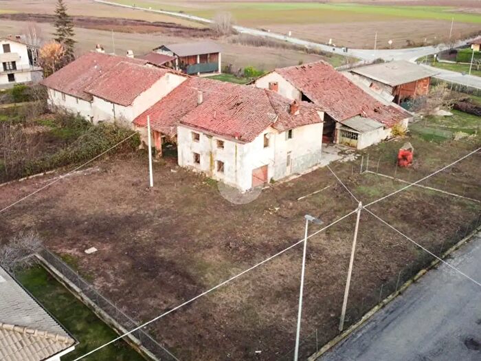 Casa con 8 locali in vendita in Frazione Loreto, Fossano