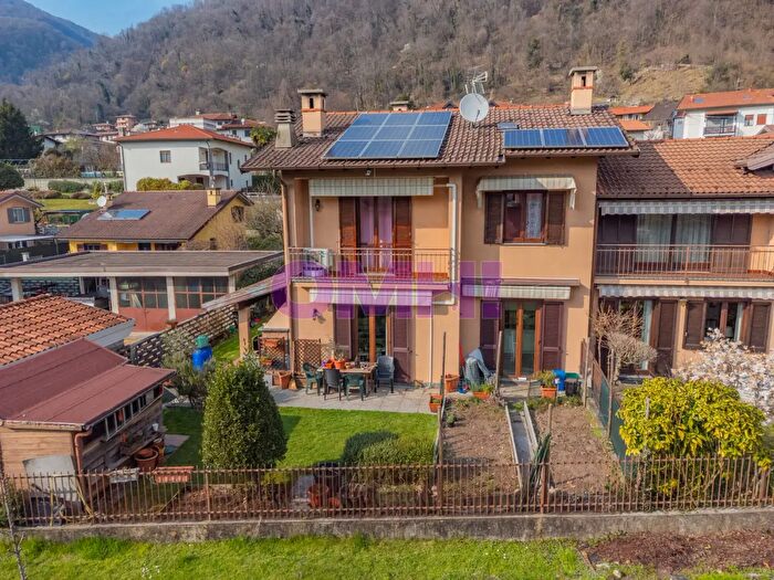 Casa quadrilocale in vendita in Via Privata Dottor Salvatore Giuffrida, Cuveglio