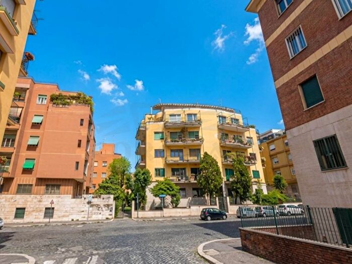 Appartamento trilocale in affitto in Via Oreste Tommasini, Bologna, Roma