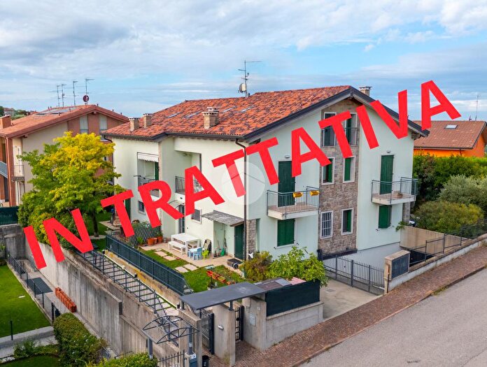 Casa con 6 locali in vendita in Via Caduti di Nassiriya, Lavagno