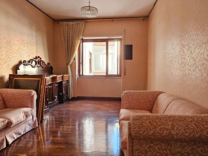 Appartamento con 5 locali in affitto in Piazza Canneto Salvator Rosa, Napoli