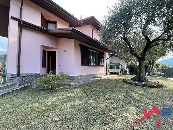 Casa con 7 locali in vendita in Caprino Bergamasco