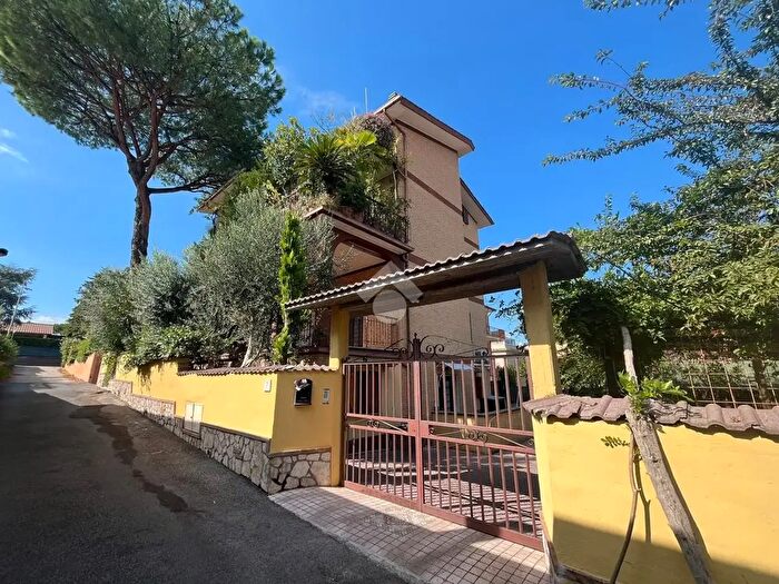 Appartamento trilocale in vendita in Via Fontanasalsa, Roma