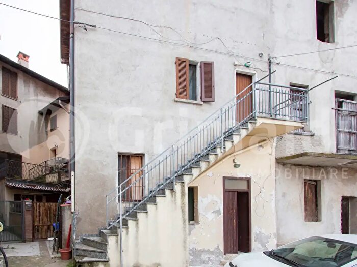 Appartamento trilocale in vendita in Via Oberdan, Misinto