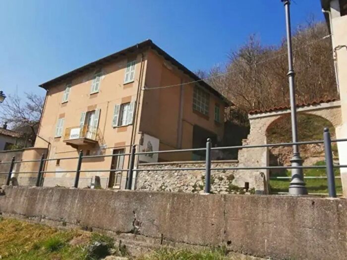 Casa con 6 locali in vendita in Via Basteris, Bagnasco