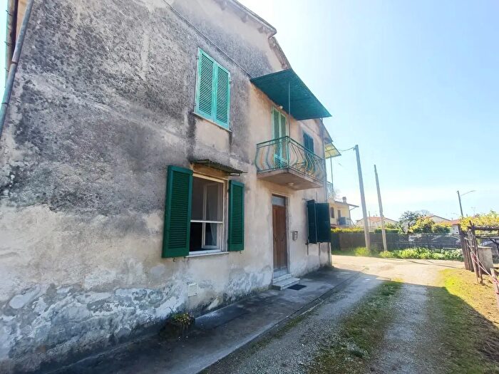 Casa con 9 locali in vendita in Massa