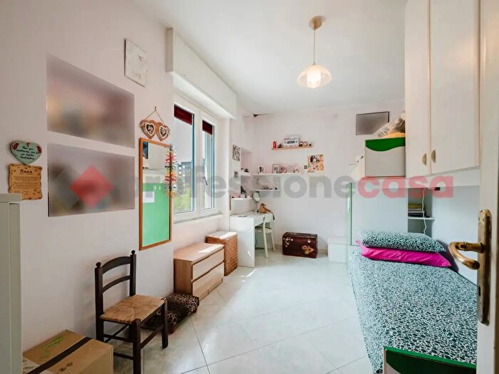 Appartamento trilocale in vendita in Via Rondoni, Milano