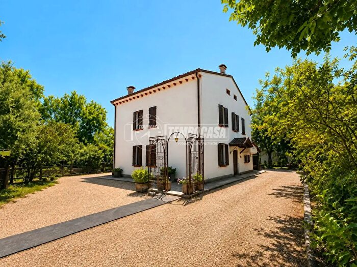 Casa con 5 locali in vendita in Via Diavolo, Mirandola