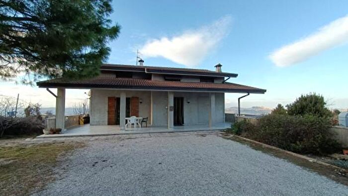 Casa con 6 locali in vendita in Monterubbiano