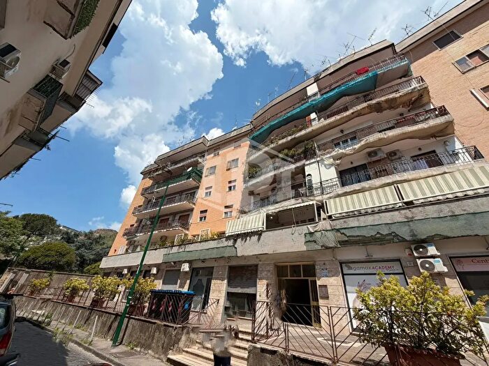 Appartamento trilocale in vendita in Via Filippo Bottazzi, Napoli