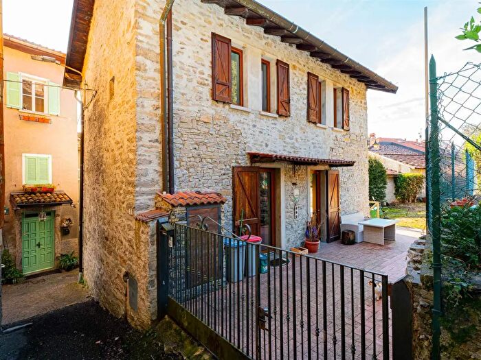 Casa con 5 locali in vendita in Perledo