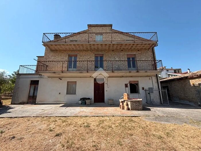 Casa quadrilocale in vendita in Contrada Follani, Lanciano