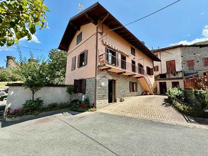 Casa quadrilocale in vendita in Frazione Chez Sapin, Fenis