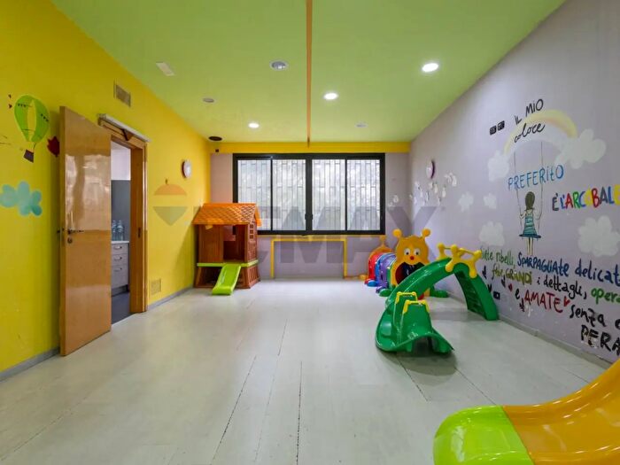 Appartamento con 6 locali in affitto in PZza Nettuno, Catania