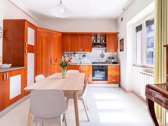 Appartamento trilocale in vendita in Via Pigna con Posto Auto di Proprietà, Napoli