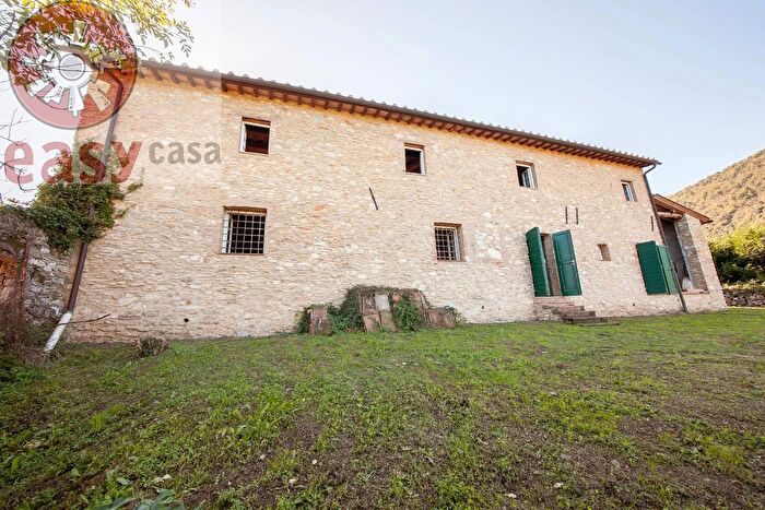 Casa con 7 locali in vendita in Via Nuova per Pisa, Lucca