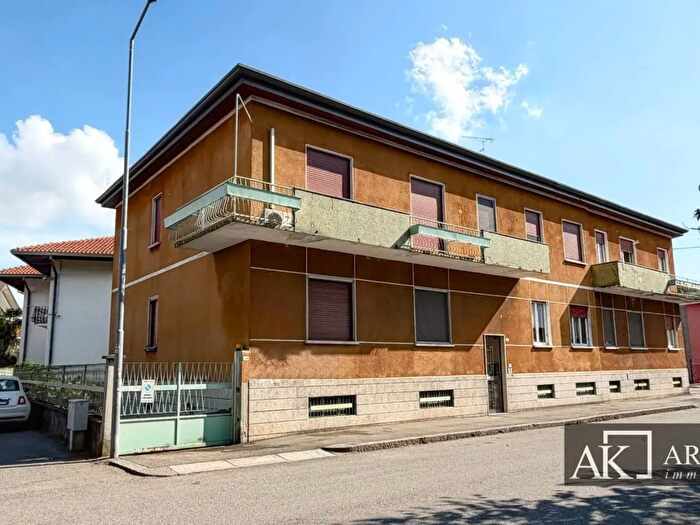 Appartamento trilocale in vendita in Via Oxilia, Novara