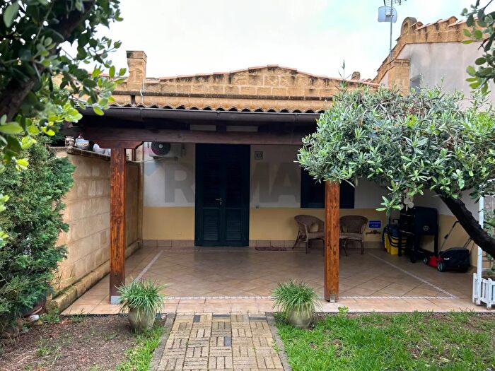 Casa trilocale in vendita in Viale Himera, Campofelice Di Roccella