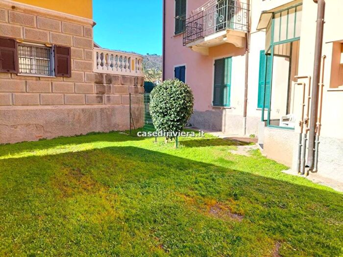 Appartamento trilocale in affitto in Centro, Finale Ligure