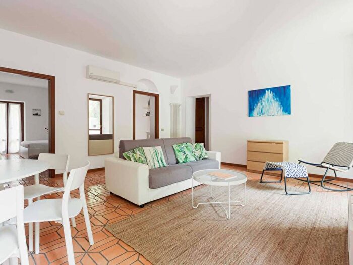 Appartamento trilocale in affitto in Alzaia Naviglio Pavese, Navigli Darsena, Milano