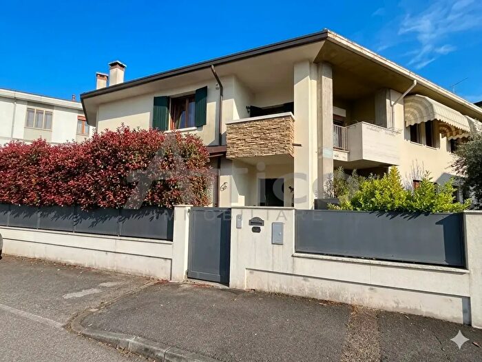 Casa con 7 locali in vendita in Viale Venezia Ro, Rovigo