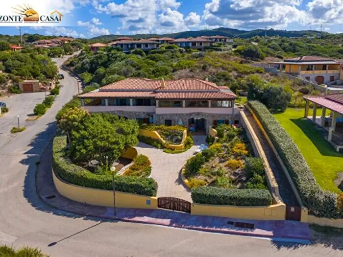 Casa con 6 locali in vendita in Strada Lu Poltiddolu, Santa Teresa Gallura