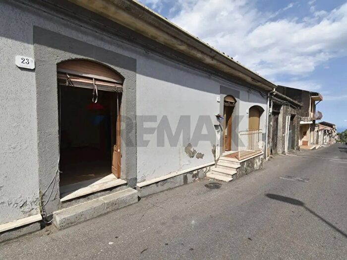 Casa con 7 locali in vendita in Via Guglielmo Marconi, Zafferana Etnea