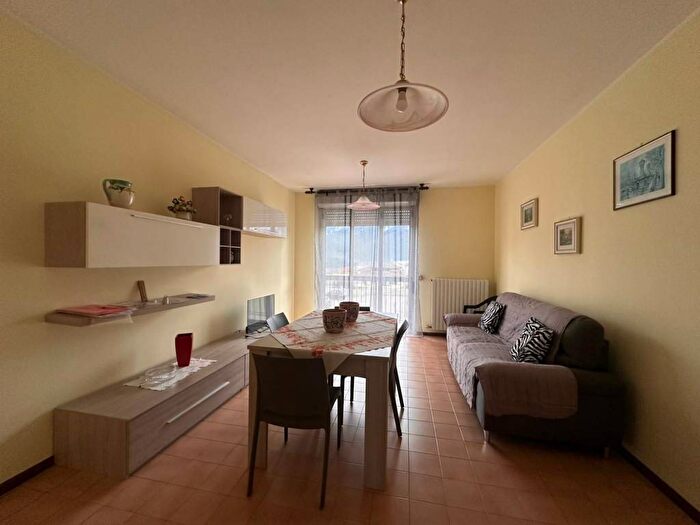 Appartamento con 5 locali in affitto in Largo Rosa Gamba, Gravedona, Gravedona ed Uniti