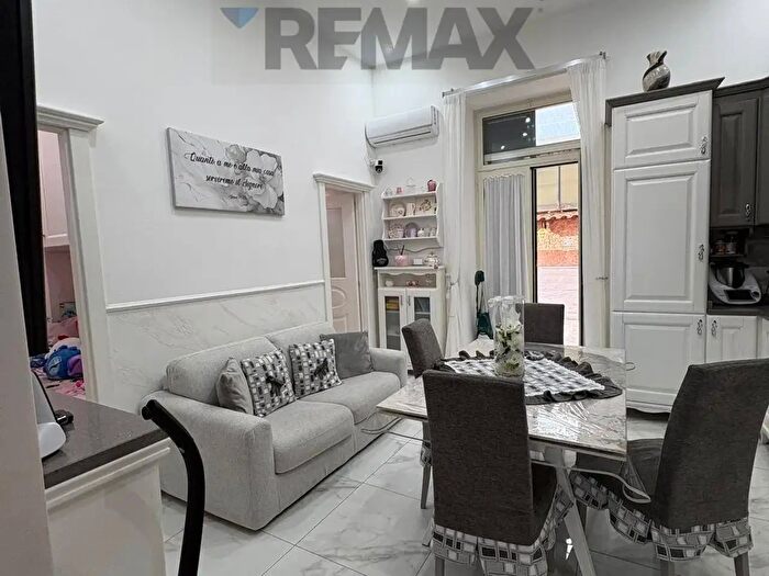 Appartamento con 5 locali in vendita in Via Carlo De Marco, Napoli