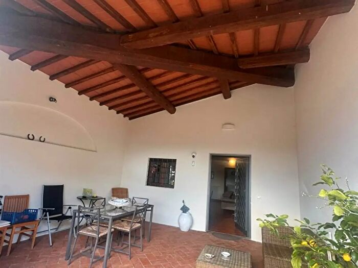 Casa con 6 locali in vendita in Campi Bisenzio