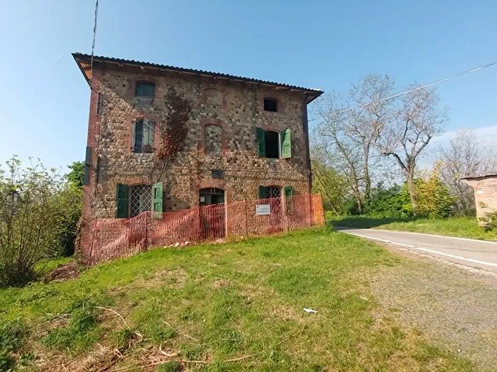 Casa con 9 locali in vendita in Via Castello, Monte San Pietro