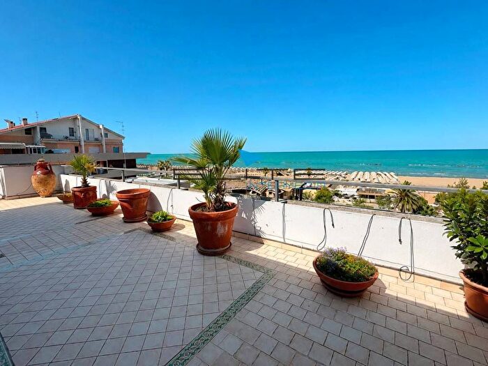 Casa con 6 locali in affitto in Viale JF Kennedy, Lungomare Strada Parco, Pescara
