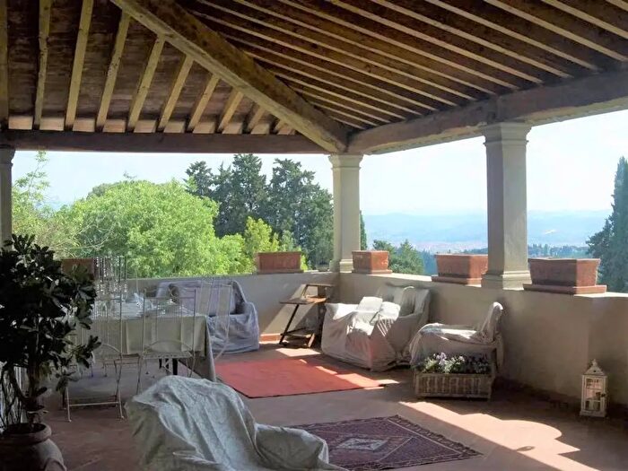 Casa con 10 locali in vendita in Fiesole