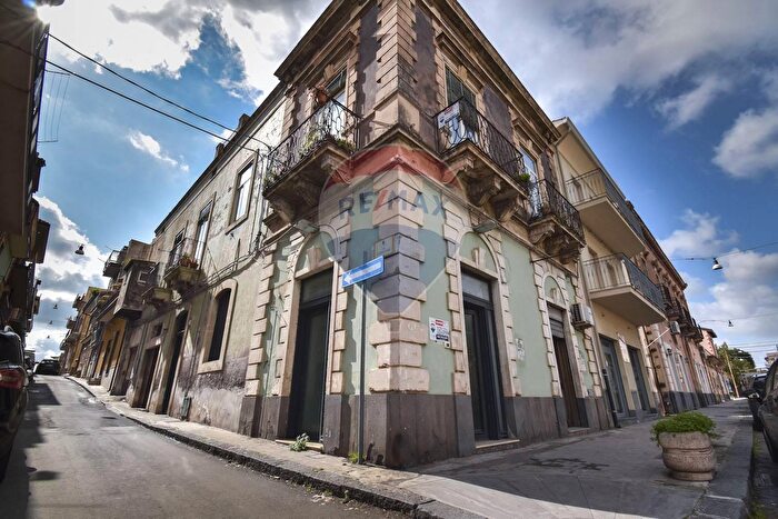 Casa con 8 locali in vendita in Via Cosenza, Biancavilla