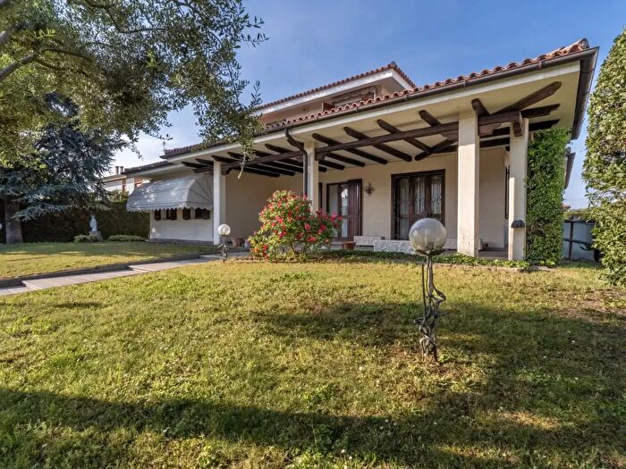 Casa con 6 locali in vendita in Via Sottoprà, Solesino