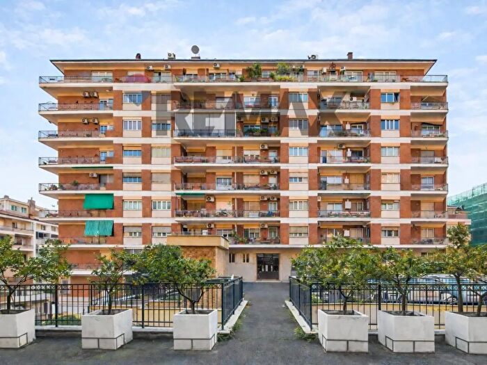Appartamento con 6 locali in vendita in Largo Oreste Giorgi, Roma